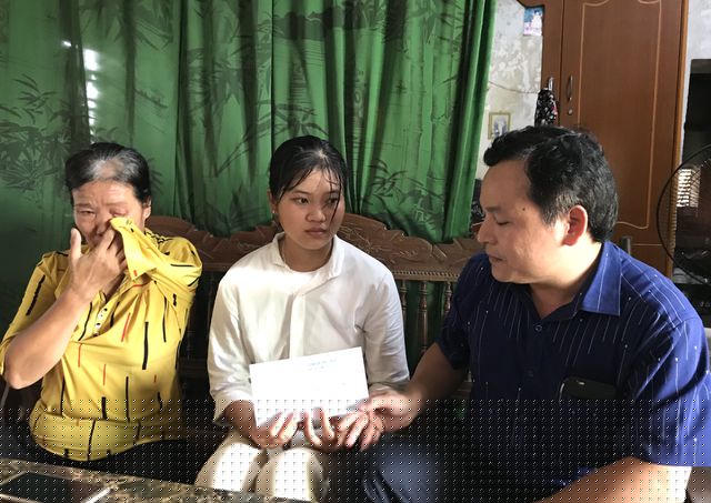 Anh Lê Văn San - Giám đốc điều hành công ty CP Sài Gòn Trung Đô Vinh đến tận nhà hỏi thăm và trao số tiền 5 triệu đồng cho em Ngọc sau khi đọc được hoàn cảnh của em trên báo Dân trí.
