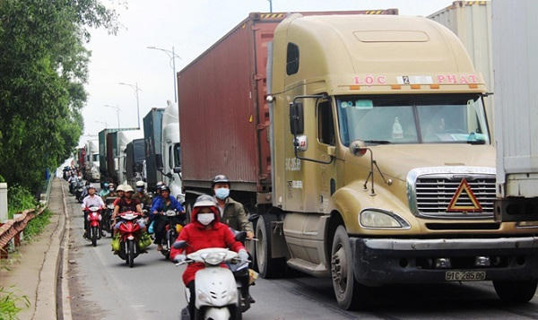 Người đi đường bất an bởi sự "hoành hành" của xe tải hạng nặng ở các cửa ngõ ra vào TP.HCM dịp cận Tết.