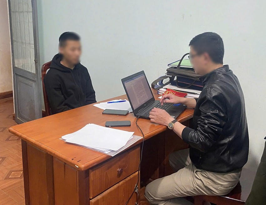 Thanh niên B.T.Q. đã nhận đề thi Ngữ văn từ thí sinh qua thiết bị công nghệ rồi sử dụng ChatGPT để giải đề.