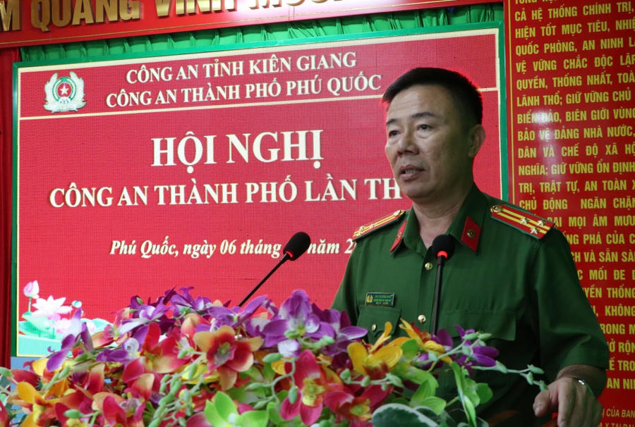Thượng tá Mai Phương Nam, Trưởng Công an thành phố Phú Quốc phát biểu tại Hội nghị.