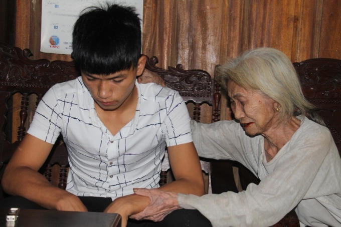 Lê Văn Khánh (SN 1999, học lớp 11 Trường THPT Hàm Nghi) bị tuyên án 18 tháng tù vì tội “Cướp tài sản”.