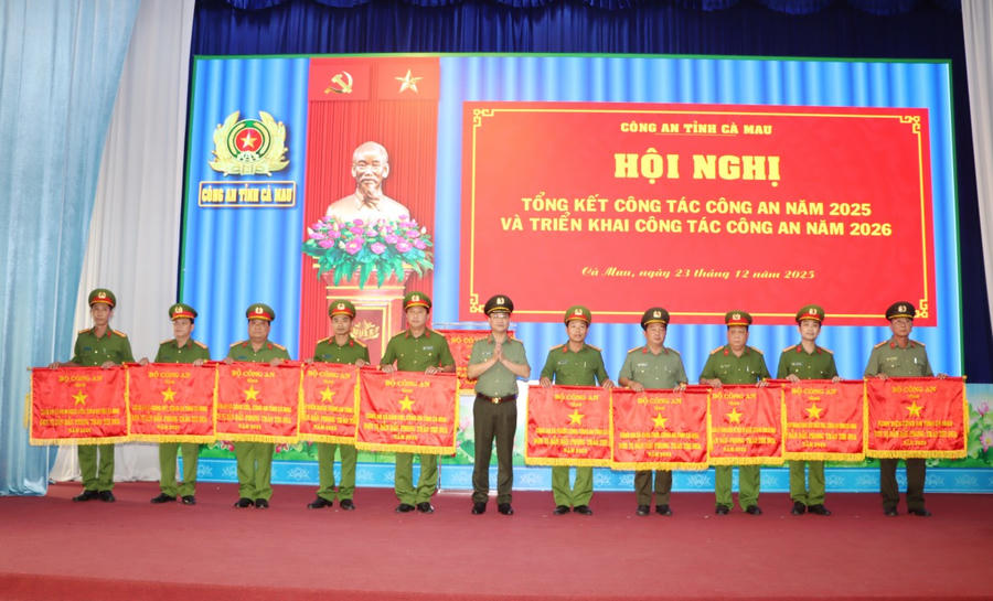 Thượng tướng Phạm Thế Tùng – Ủy viên BTV Đảng ủy Công an Trung ương, Thứ trưởng Bộ Công an trao Cờ thi đua Bộ Công an cho các tập thể có thành tích xuất sắc.