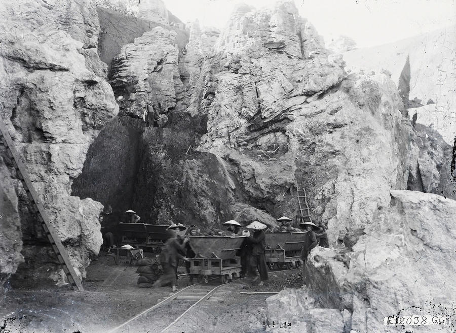 loat anh hiem ve mo chi kem khong lo o viet nam 100 nam truoc hinh anh 6