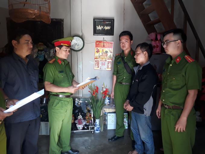 Cơ quan Cảnh sát đều tra Công an thành phố  Nha Trang thi hành Lệnh bắt bị can để tạm giam đối với Nguyễn Trọng Nghĩa (Ảnh: Anh Tuấn)