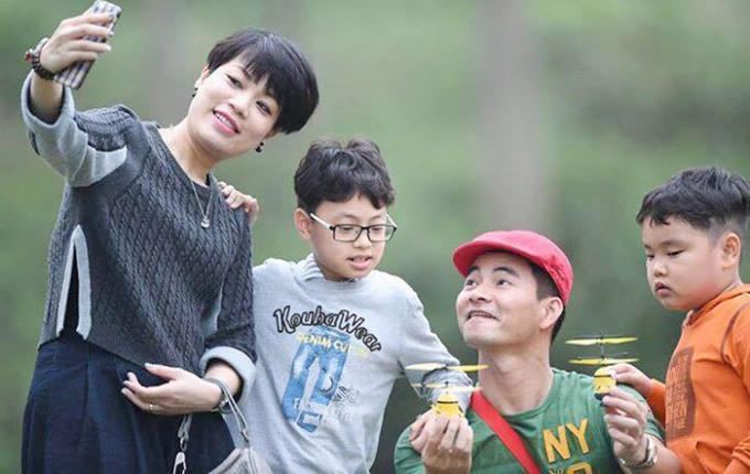 Gia đình MC Phan Anh và danh hài Xuân Bắc sẽ góp mặt trong chương trình.