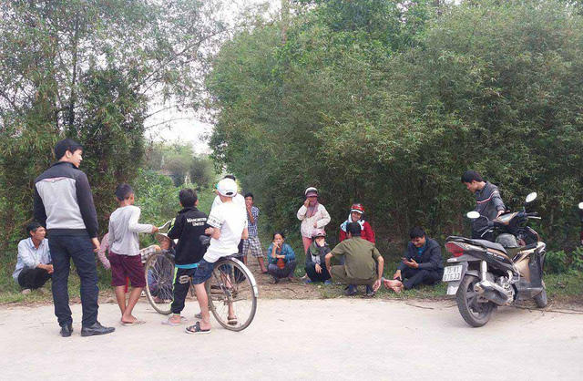 Người dân lập các điểm chốt chặn xe rác