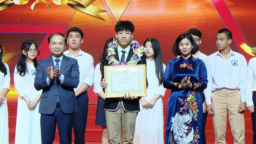 Hoàng Phạm Minh Khánh, lớp 10 G0, Trường Trung học cơ sở và Trung học phổ thông Newton, đạt huy chương Bạc kỳ thi Olympic Khoa học Quốc tế IJSO 2023 lần thứ 20 tại Thái Lan.