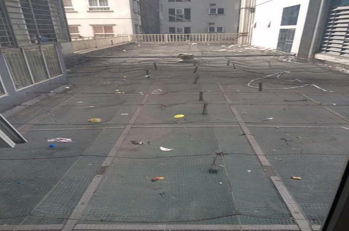 Mái chắn bể bơi bị quây kín khiến cho nhiều cư dân lo lắng về việc đảm bảo vệ sinh, an toàn chữa cháy…