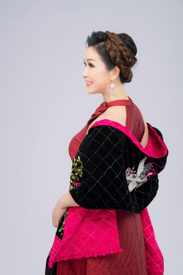 Hoa hậu Bùi Bích Phương quý phái và trẻ trung với áo dài của NTK Lan Hương.