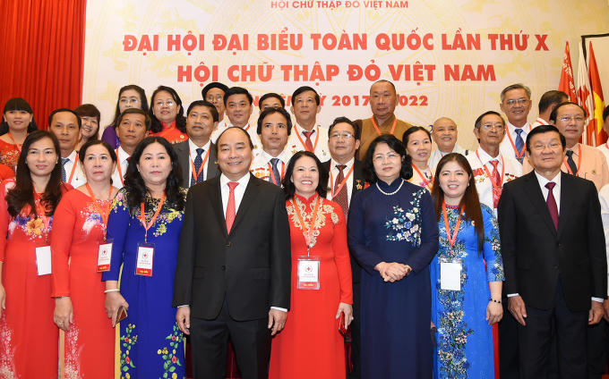 Thủ tướng chụp ảnh cùng đoàn đại biểu Hội chữ thập đỏ.