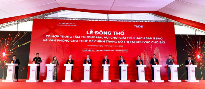 Các đại biểu thực hiện nghi thức động thổ.