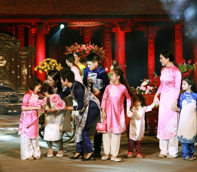 Các mẫu áo dài của cô lấy cảm hứng từ hoa phù dung, tượng trưng cho sự vinh hiển và phú quý.