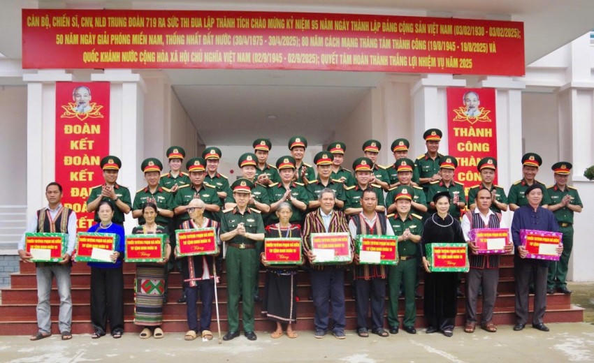 Đoàn công tác tặng quà cho các già làng, các gia đình chính sách trên địa bàn đóng quân