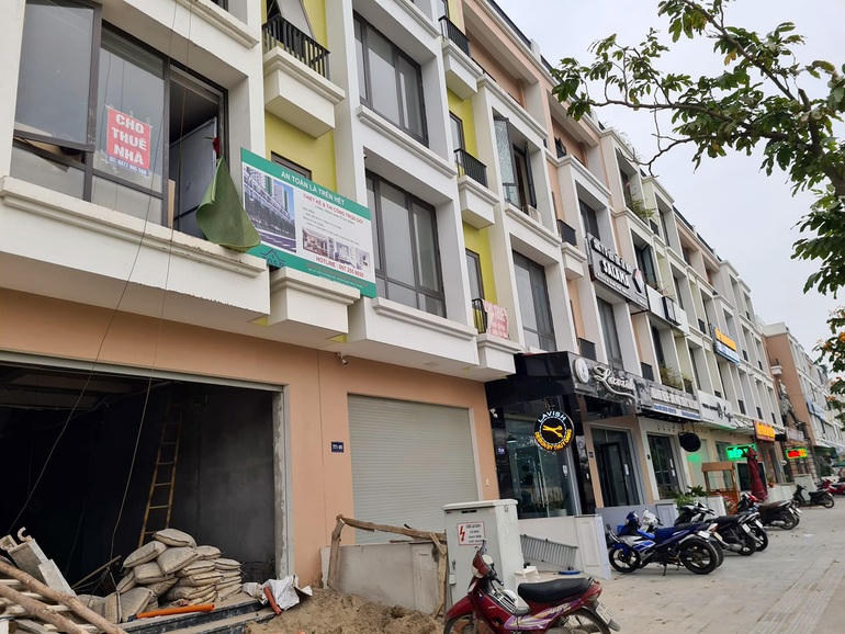 Cùng cảnh ngộ ế khách thuê, hàng chục căn shophouse dự án IEC Tứ Hiệp (huyện Thanh Trì, Hà Nội) đang trong tình trạng bỏ trống.