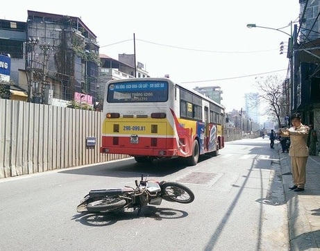 Hiện trường xảy ra tai nạn trên đường Cầu Giấy.