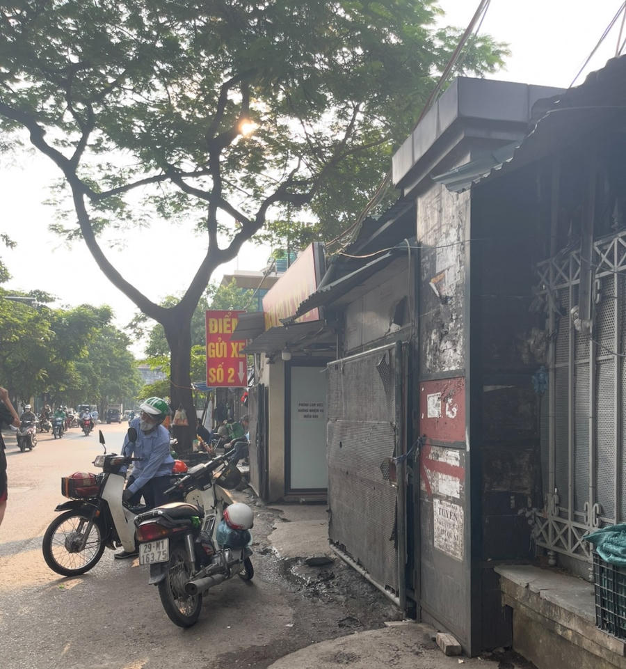 Bên ngoài điểm trông giữ xe máy số 2 tại bến xe Mỹ Đình