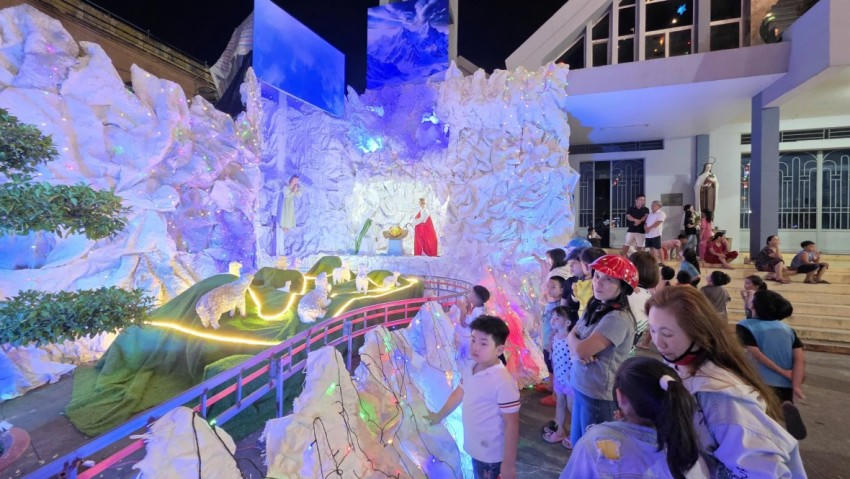 Giáo xứ Tây Hải thu hút đông đảo người dân và các bạn trẻ đến tham quan, ghi lại khoảnh khắc mùa Giáng sinh.