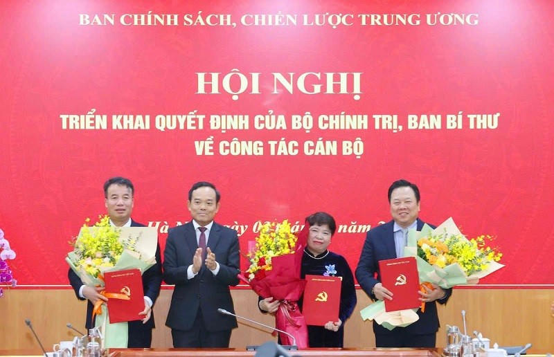 Ông Trần Lưu Quang, Trưởng ban Chính sách, Chiến lược Trung ương, trao quyết định và tặng hoa cho các nhân sự mới. Ảnh: TTXVN