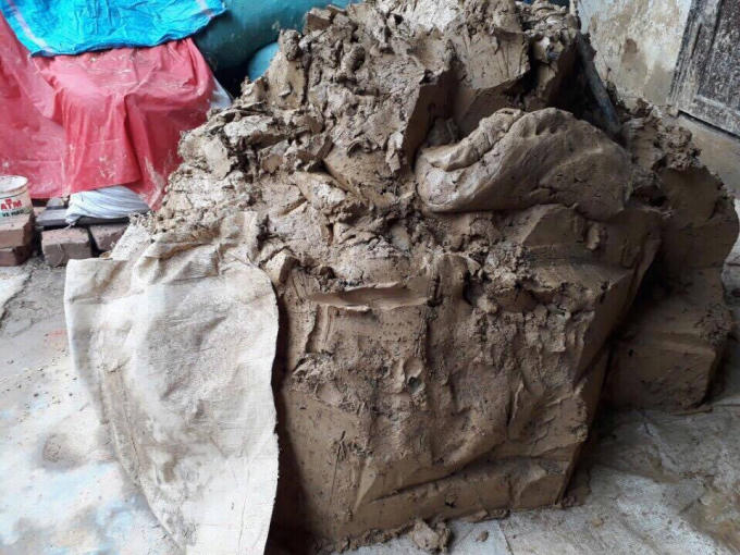 Đất sét được nhào nặng thật kỹ để chuẩn bị đúc mẻ mới.