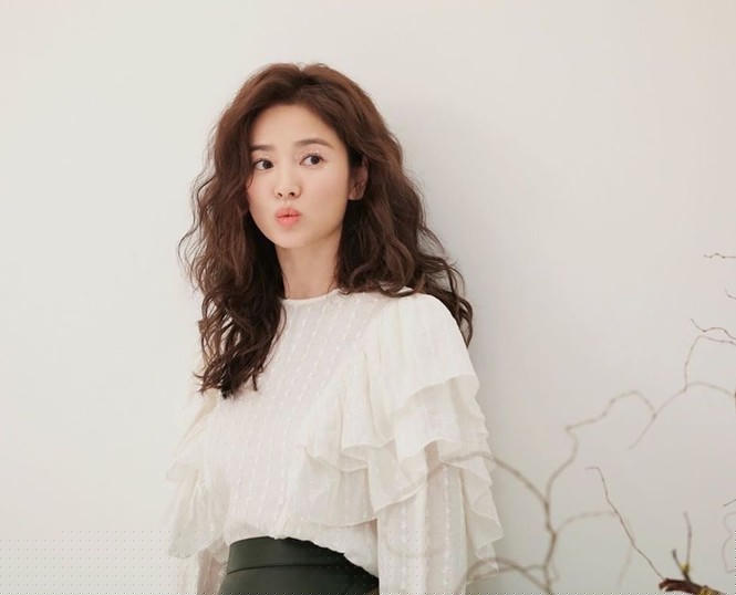 Song Hye Kyo tóc xù xinh đẹp ngất ngây trong loạt ảnh tung đúng Valentine - ảnh 9