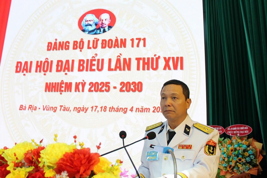Đại tá Nguyễn Văn Quán, UVTV, Phó Tư lệnh, Tham mưu trưởng Vùng 2 Hải quân, phát biểu chỉ đạo Đại hội.