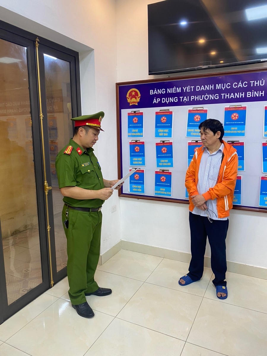 Công bố lệnh bắt đối với bị can Trần Văn Tuấn.