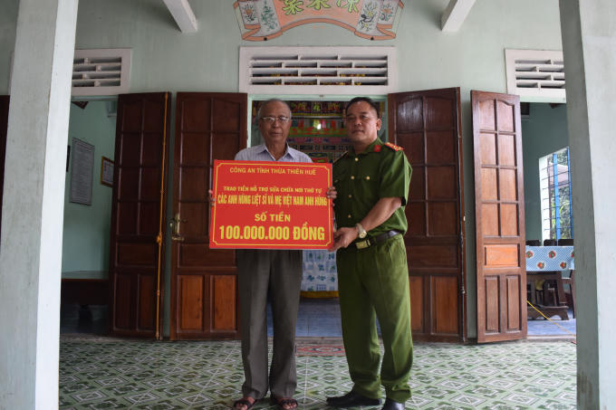 Đại tá Lê Văn Vũ, Phó Giám đốc Công an tỉnh đã đến thăm hỏi, tặng quà tại một số gia đình là thân nhân liệt sỹ trong Công an tỉnh.