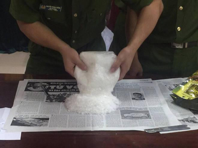 Mỗi hộp sữa chứa 1 gói ma túy đá có trọng lượng 1 kg.