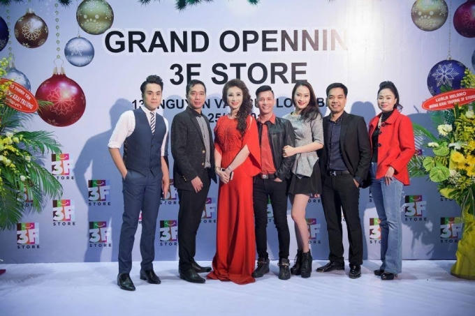 NTK Đỗ Trịnh Hoài Nam (thứ 2 từ trái sang), Doanh nhân Mạc Quốc Anh (thứ 2 từ phải sang)… đến chúc mừng “bà chủ” Vũ Thúy Nga.