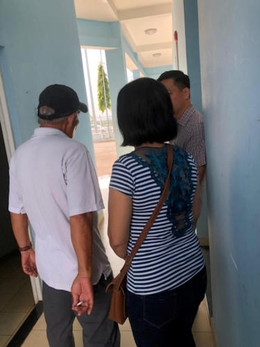 Theo mẹ của đối tượng Nguyễn T. A (25 tuổi, ngụ quận 2, từng làm tại trạm thu phí Long Phước, thuộc cao tốc TPHCM-Long Thành-Dầu Giây), con trai bà lấy xe máy rời khỏi nhà từ ngày 30 Tết. Trong ảnh: Mẹ của đối tượng T.A. (ảnh:Vietnamdaily)