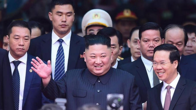 Chủ tịch Triều Tiên Kim Jong Un vẫy chào người dân Việt Nam khi đặt chân xuống ga Đồng Đăng, Lạng Sơn trước ngày dự Hội nghị Thượng đỉnh với Tổng thống Mỹ Donald Trump. (Ảnh: Báo Giao thông)