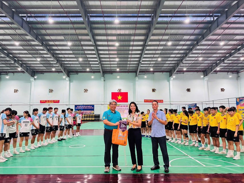 Ông Lâm Hồng Nguyên, Ts. Nguyễn Như Quỳnh, Ông Lê Thanh Sơn chụp hình lưu niệm.