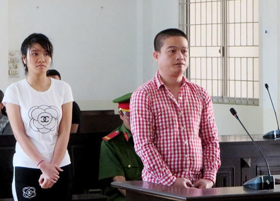 Bị cáo Phúc và Thơ tại phiên tòa.