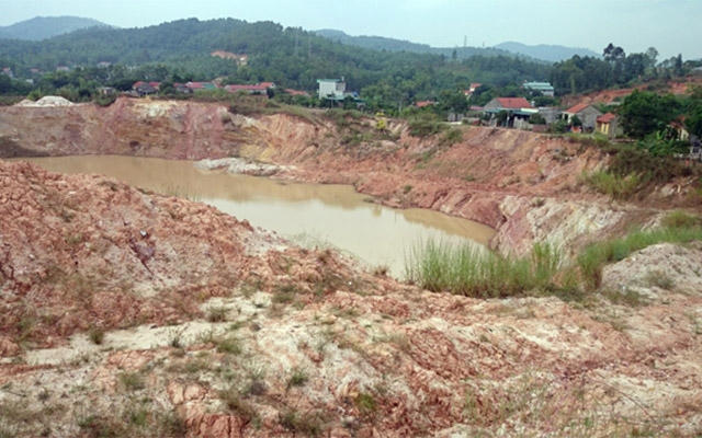 Moong đất sét Gia Bình tại khu 5, phường Hà Khẩu (TP Hạ Long) đang đe dọa sự tồn tại các hộ dân xung quanh.