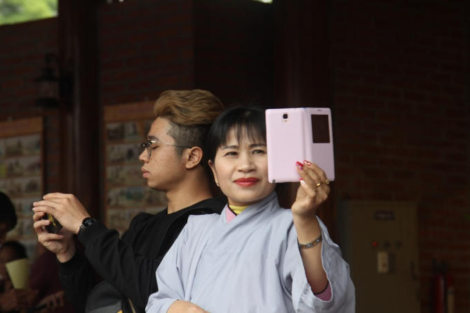 Người dân ghi lại những khoảnh khắc đẹp tại Lễ khai hội.