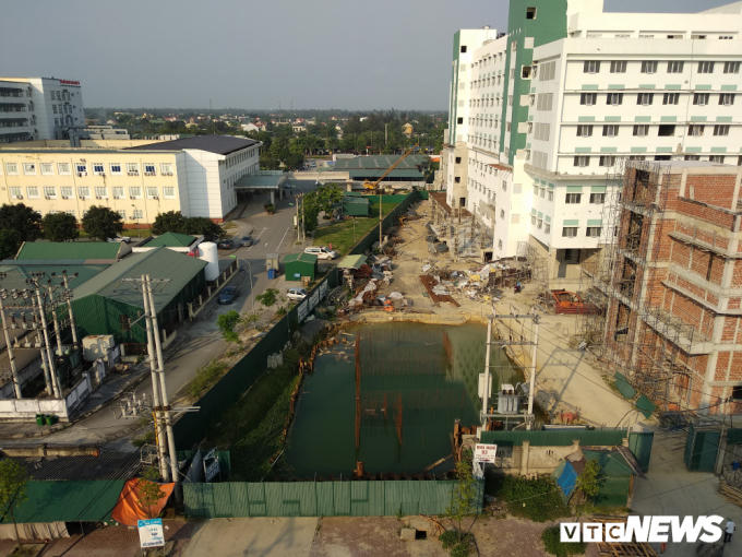 Do Công ty CP Bệnh viện hữu nghị đa khoa Nghệ An không làm đường theo chỉ đạo của Chủ tịch tỉnh Nghệ An nên đến nay tỉnh Nghệ An quyết định giao UBND TP Vinh làm chủ đầu tư, mở lại đường Hồ Tông Thốc mới ngay bên cạnh đường cũ.