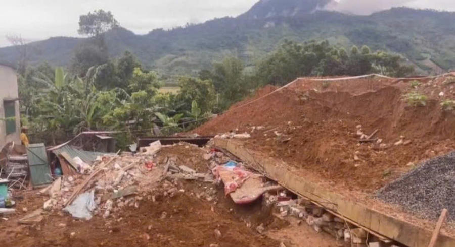 Nhiều ngôi nhà bị đổ sập do bão lũ.