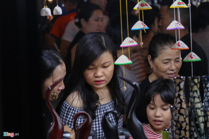 Người dân và du khách cũng được thoải mái lựa chọn các món đồ thủ công mỹ nghệ của địa phương.