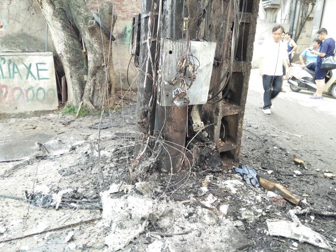 H&agrave; Nội: Clip to&agrave;n cảnh vụ ch&aacute;y cột điện khiến người d&acirc;n hốt hoảng