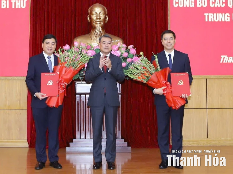 Trưởng ban Tổ chức Trung ương Lê Minh Hưng trao quyết định của Bộ Chính trị, Ban Bí thư cho đồng chí Nguyễn Hoài Anh và đồng chí Nguyễn Hồng Phong.