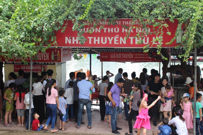 Tại điểm bán vé thuyền vịt cũng kẹt cứng người, dù mua được vé nhưng nhiều người cũng phải chờ đợi rất lâu.