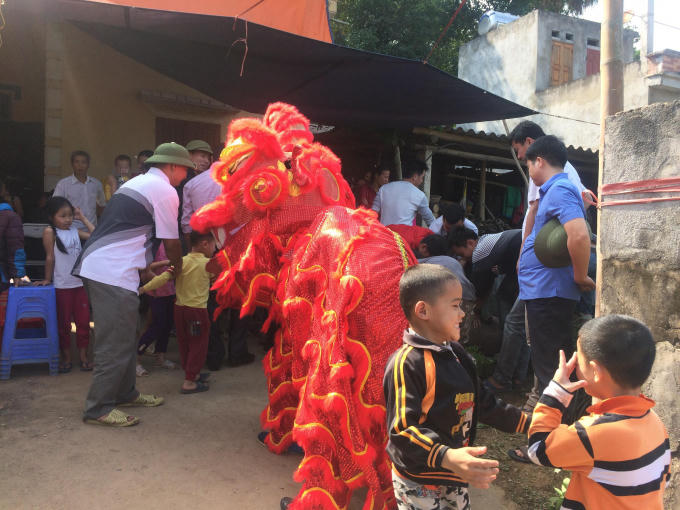 Đội múa lân của xã Xuân Đài tại nhà Đức Chinh.