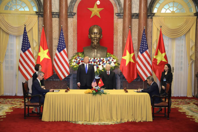 Ông Dương Trí Thành (phải) - Tổng giám đốc Vietnam Airlines và ông Dave Shrik - Phó Tổng giám đốc Sabre ký kết mở rộng hợp tác chiến lược