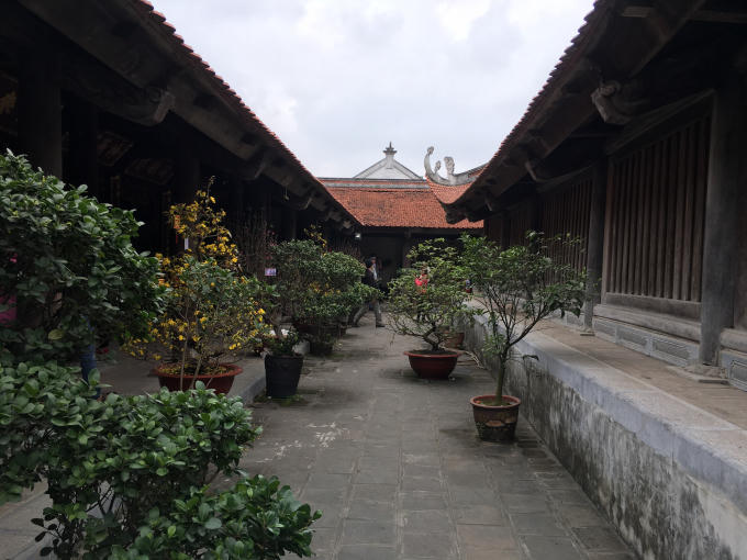 Bên ngoài Chùa Phật Tích.