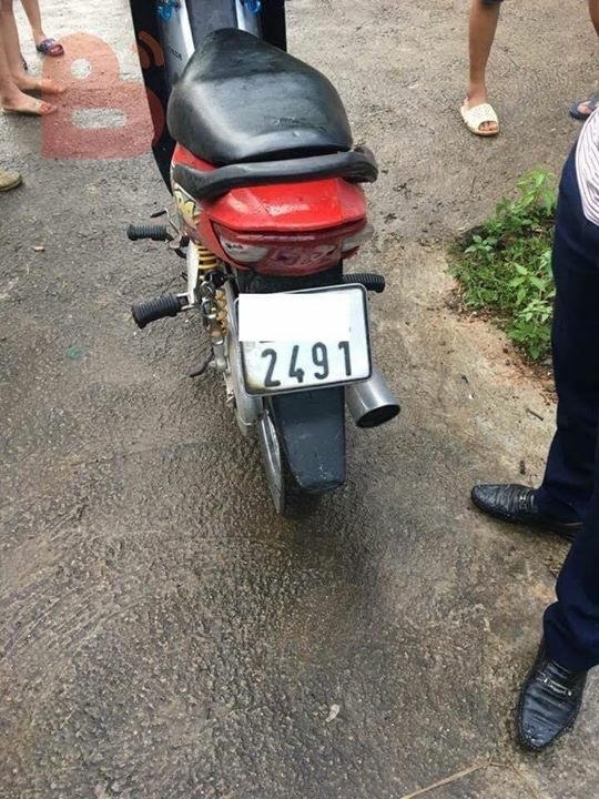Trên mồm nạn nhân vẫn ngậm kim tiêm bên cạnh xe máy.