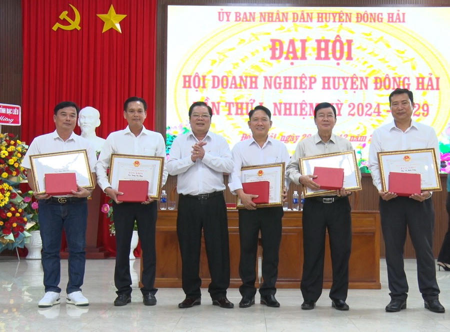 Ông Ngô Công Hầu - Tỉnh ủy viên, Bí thư Huyện ủy Đông Hải, trao Bằng khen Chủ tịch UBND tỉnh Bạc Liêu, cho 1 tập thể, 2 cá nhân có thành tích xuất sắc trong công tác đóng góp ủng hộ người dân miền Bắc phòng, chống bão, lũ năm 2024 và 4 cá nhân có thành tích đóng góp an sinh xã hội trên địa bàn huyện Đông Hải năm 2024.