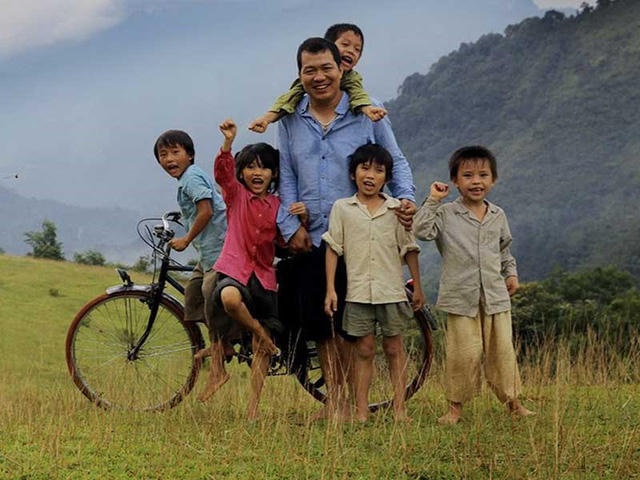 Đạo diễn Lương Đình Dũng và các diễn viên nhí trong "Cha cõng con".