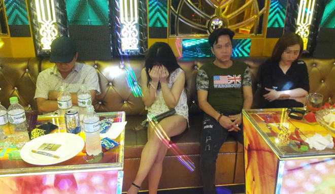 Các vị khách bị bắt quả tang sử dụng ma túy trong quán XO Pharaon. Ảnh: Công an cung cấp.