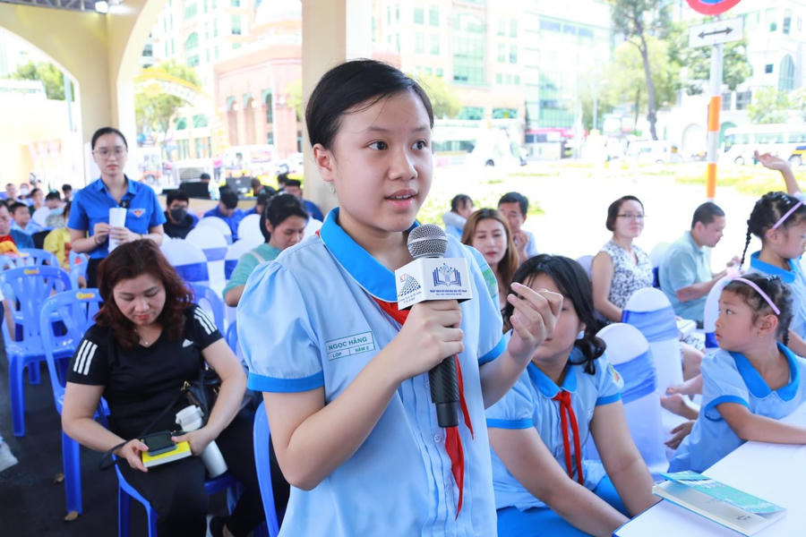 Các em học sinh hào hứng tham gia lễ phát động cuộc thi.