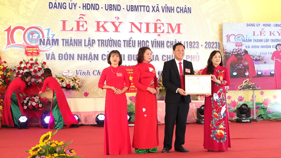 Đồng chí Nguyễn Thị Thu Huyền - Phó Giám đốc Sở GD&ĐT tặng hoa chúc mừng và trao Bằng khen của Bộ GD&ĐT cho Trường Tiểu học Vĩnh Chân vì đã có thành tích xuất sắc trong quá trình xây dựng và phát triển.